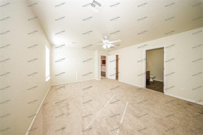 Building Photo - 10201 Hidden Village Dr