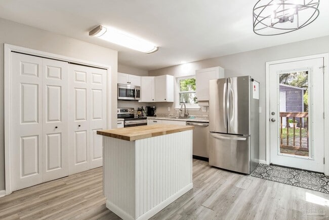 Building Photo - 520 Selina St