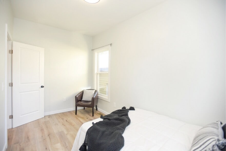 Bedroom 1 (view 2) - 4821 Ebersole Ave