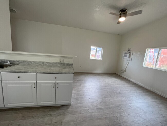 Building Photo - 224 B St