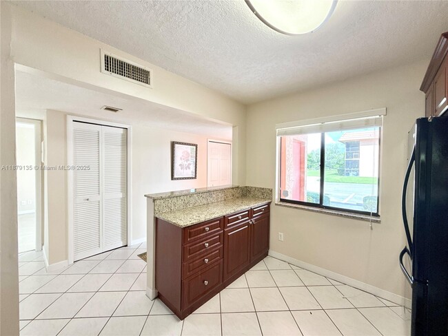 Building Photo - 227 Lakeview Dr