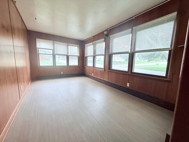 Building Photo - 5-Bed 2-Bath House in Reinbeck