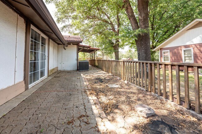 Building Photo - Clean and Spacious Duplex