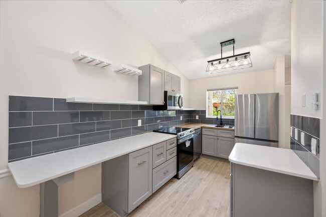 Building Photo - 5214 Stacy St