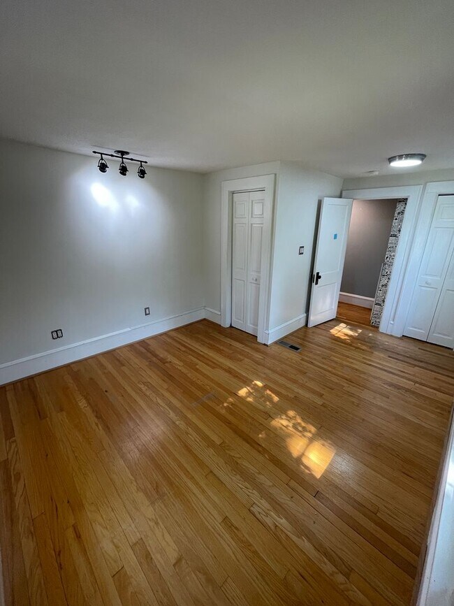 Building Photo - 1404 E Park Pl