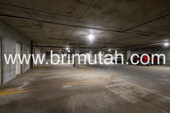 Building Photo - 3075 E Kennedy Dr