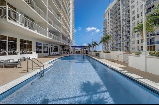 Building Photo - 1200 Brickell Bay Dr