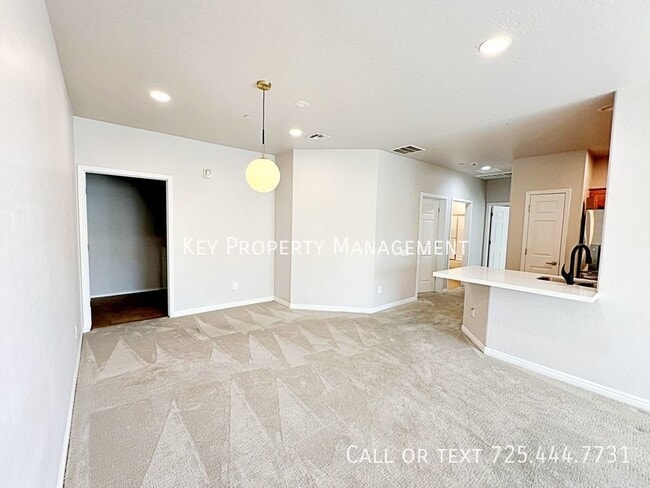 Building Photo - 3 BEDROOM 2 BATH 2 CAR GARAGE CONDO IN GAT...