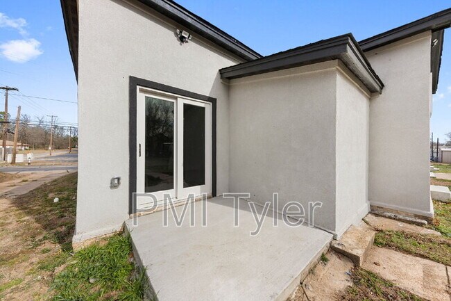 Building Photo - 1269 Bonham St