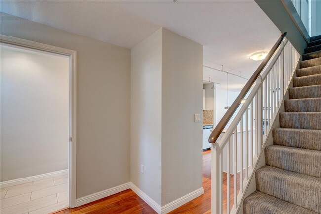 Building Photo - Remodeled 2-Bed, 2.5-Bath Townhome, 2 Park...