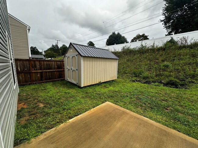 Building Photo - 3 bed/2.5 bath with garage - E Morristown, TN