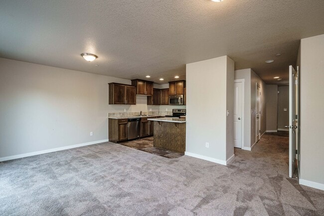 Building Photo - Easy I-205 Access - 3 Bedroom 2.5 Bath Townhouse