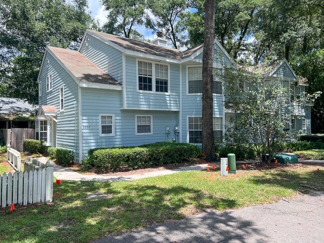 Building Photo - Pet Friendly Spacious 2-Bedroom End Unit i...