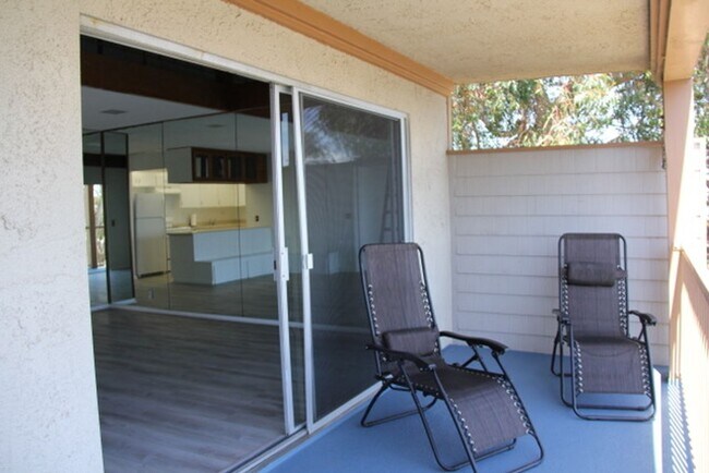 Building Photo - Three minutes from the beach!