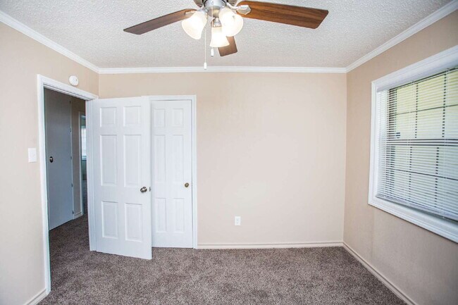 Building Photo - "Charming 3-Bedroom Home on 31st with Gleaming Hardwood Floors and 2 Full Baths!"