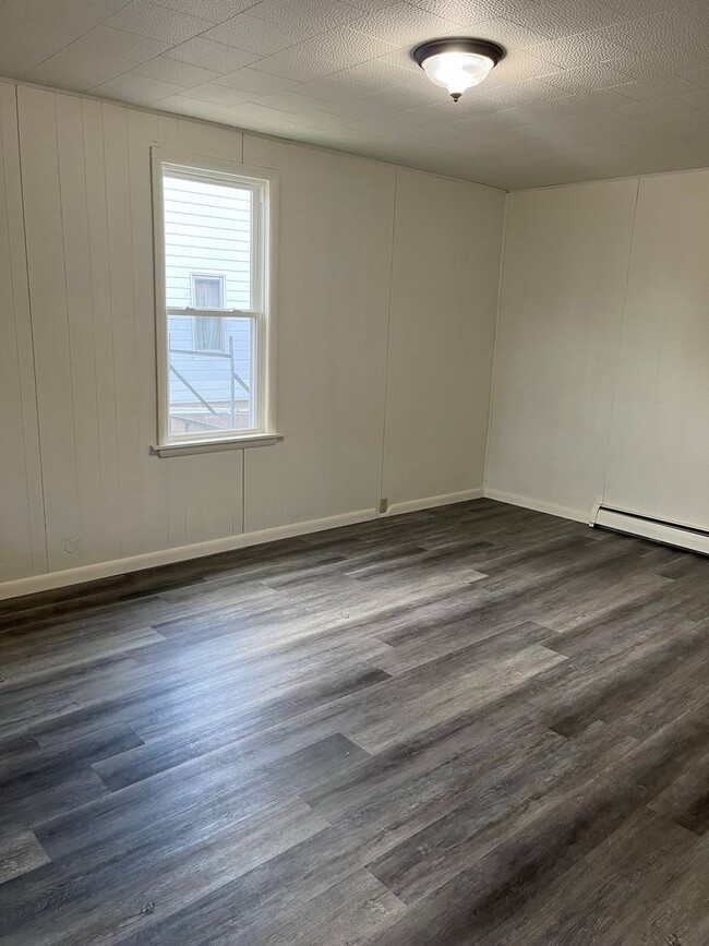 Building Photo - Newly Remodeled Single Family Home - Howar...