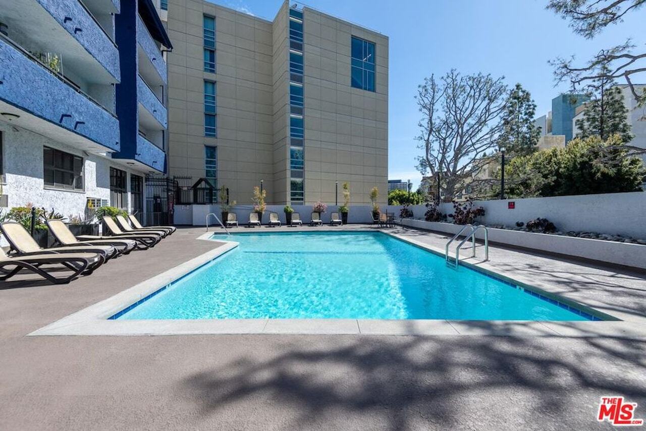 Building Photo - 10982 Roebling Ave