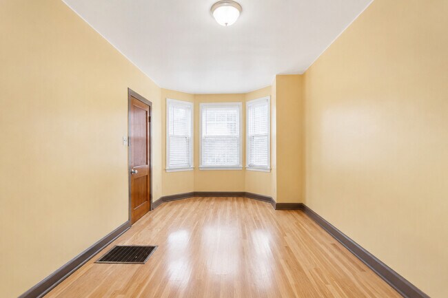Building Photo - 3213 S Green St
