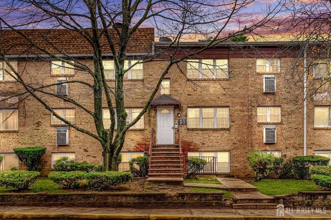 Primary Photo - 71 College Dr