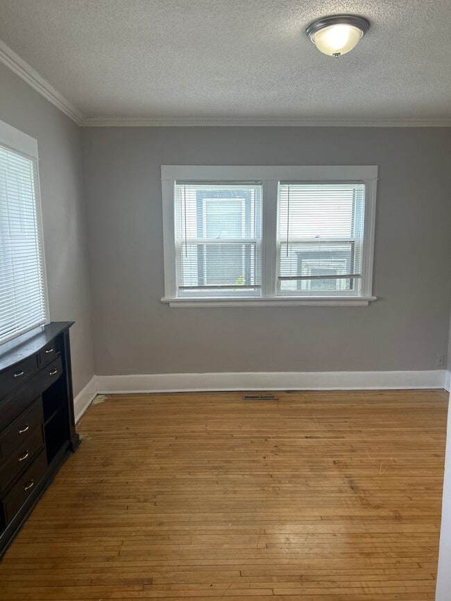 Building Photo - Beautiful 5b/2b in South Minneapolis!
