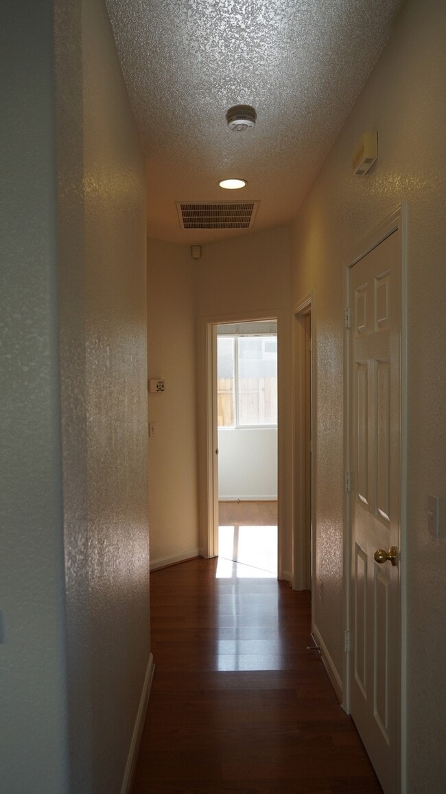 Building Photo - Gorgeous 3 bedroom 2 bathroom home in Sacramento!