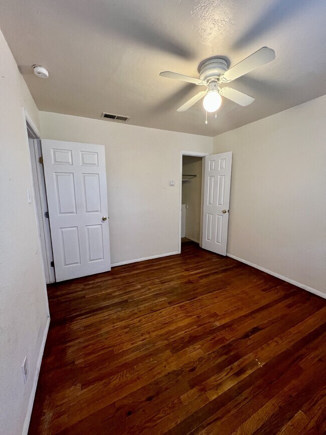 Building Photo - Location, Location, Location! Convenient to UNM campus and Nob Hill shops and restaurants!