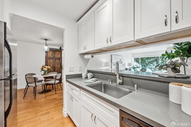 Kitchen: deep sink, dishwasher, food disposer - 5320 Diamond Heights Blvd