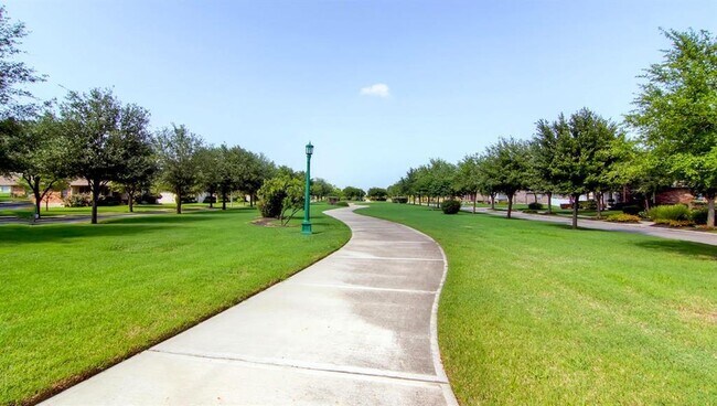 Building Photo - 18401 Friendship Hill Dr