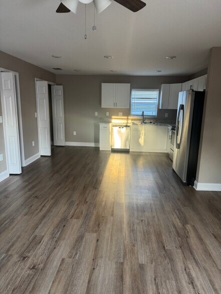 Building Photo - 1149 Sycamore St