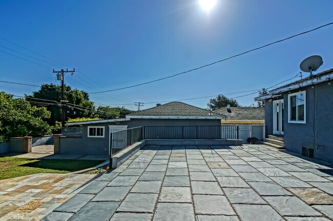 Building Photo - 2809 Carlsbad St