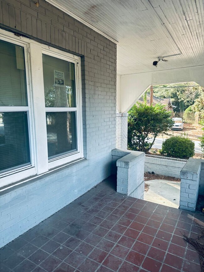 Building Photo - Huge 3 bedroom 2 bath private on a corner lot