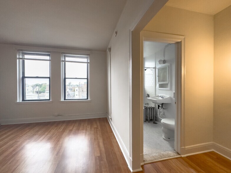 Building Photo - 3335 W Diversey Ave
