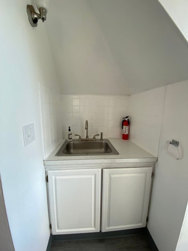 Building Photo - 130 S Bryant Ave