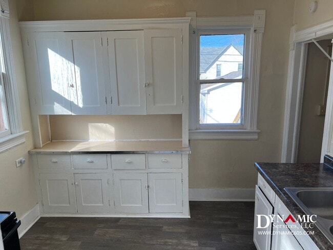 Building Photo - Remodeled 3 Bed / 1 Bath Remodeled Queen Anne Duplex – Downtown Sioux Falls