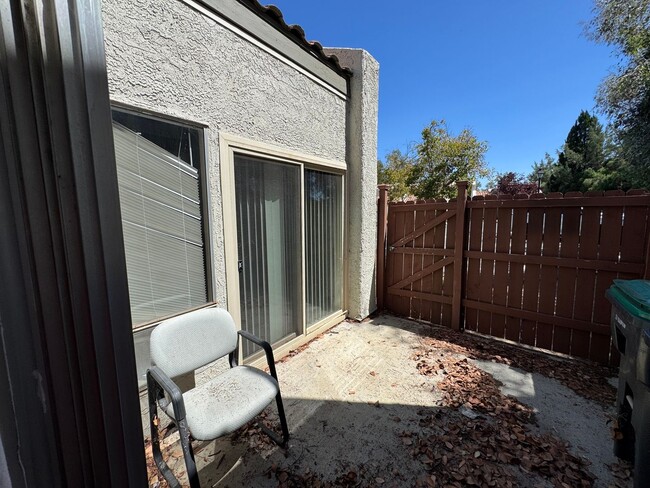 Building Photo - 2 Bedroom 1 Story Town Home