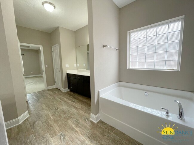 Building Photo - Gorgeous 4 Bedroom Home in Shalimar
