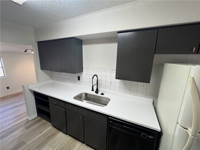 Building Photo - 2 Lancaster Dr