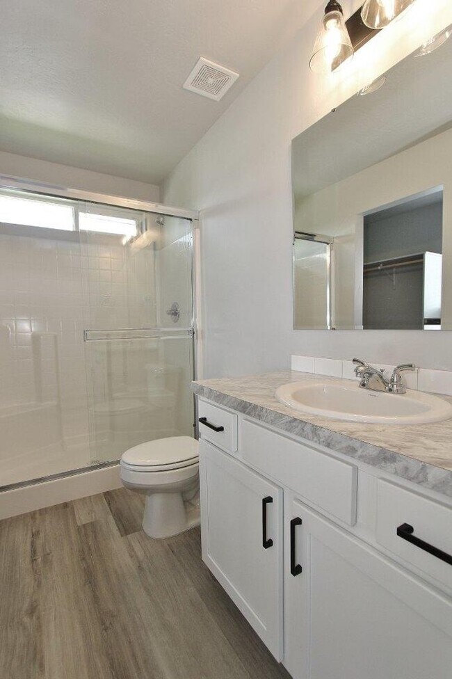Building Photo - Clean Home in Quiet Neighborhood