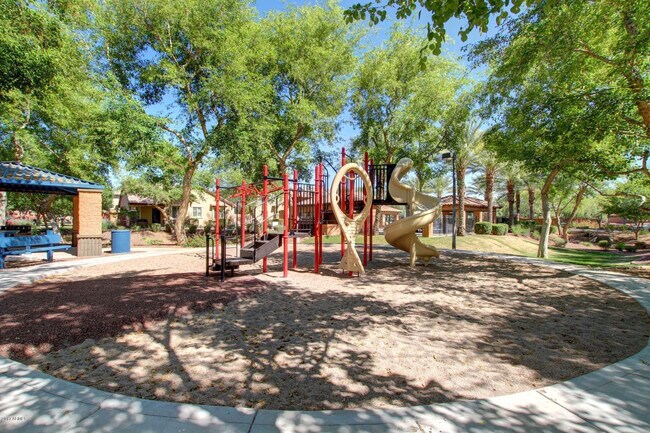 Building Photo - 2532 E Vermont Dr
