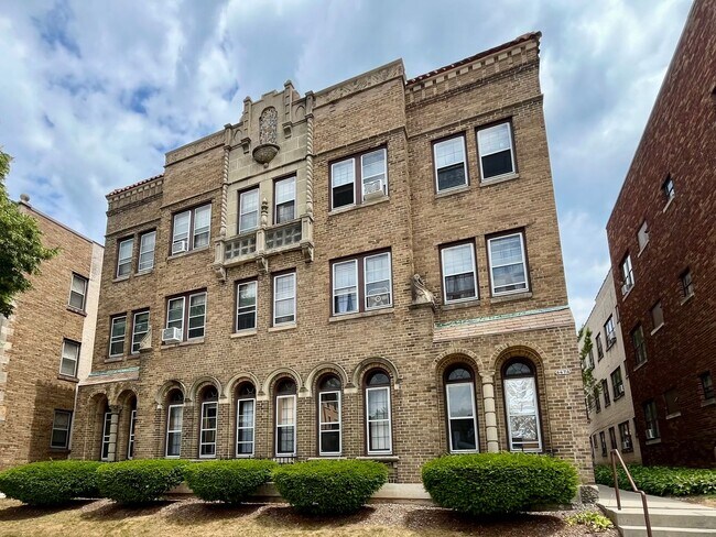 Building Photo - 4474 N Oakland Ave