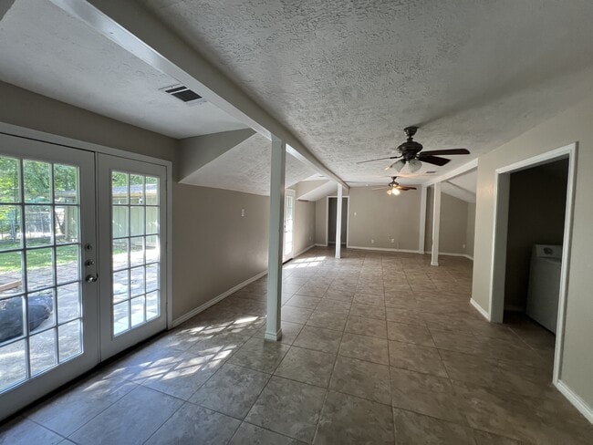 Building Photo - 605 Highlands St