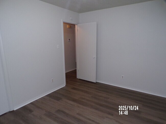 Building Photo - Very Nice home located in the Sullivan Vil...