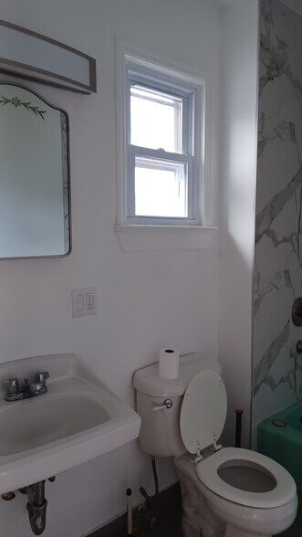 Building Photo - 33 Center St