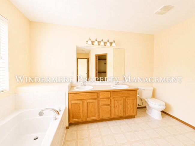 Building Photo - Bright and Spacious 4 Bedroom in Convenient CK location with fenced backyard and 3 car garage