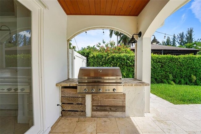 Building Photo - 1120 E Tropical Way