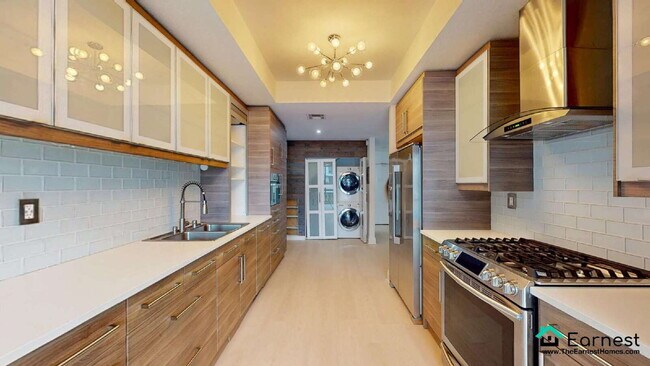 Building Photo - Spacious 2-Bedroom Upper-Level Condo in Pr...