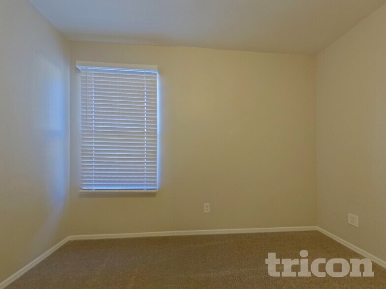 Building Photo - 30266 W Earll Dr