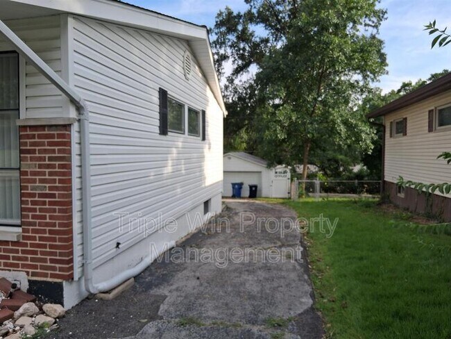 Building Photo - 524 Acorn Dr