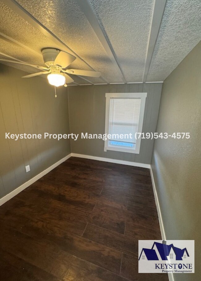 Building Photo - Horse Lover's Dream, Complete With Stable and Corral! 3 Bedroom/1 Bathroom Home $1500/$1500