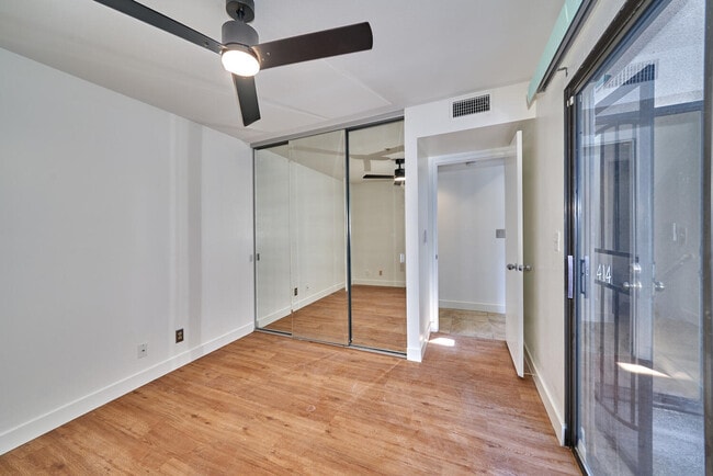 Building Photo - 414 Village Square N